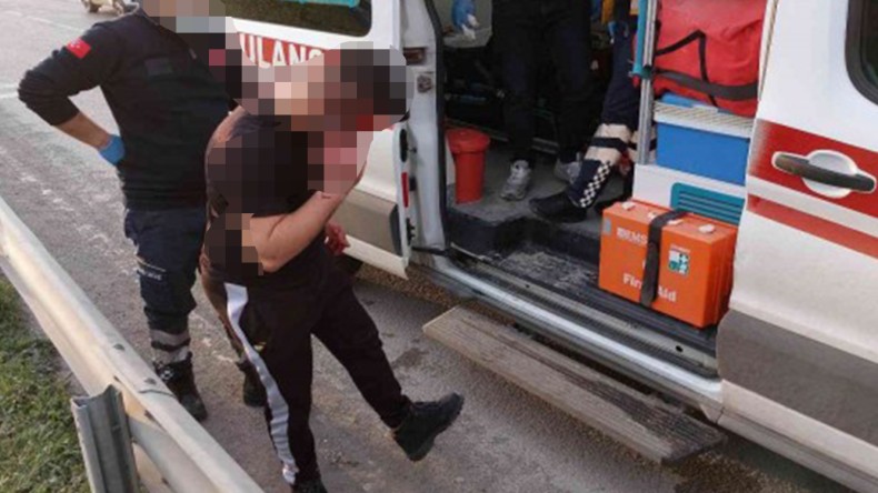 Otomobil bariyere çarparak devrildi