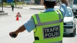 Polisin dur ihtarına uymadı; Kaçarken otomobille polise çarptı