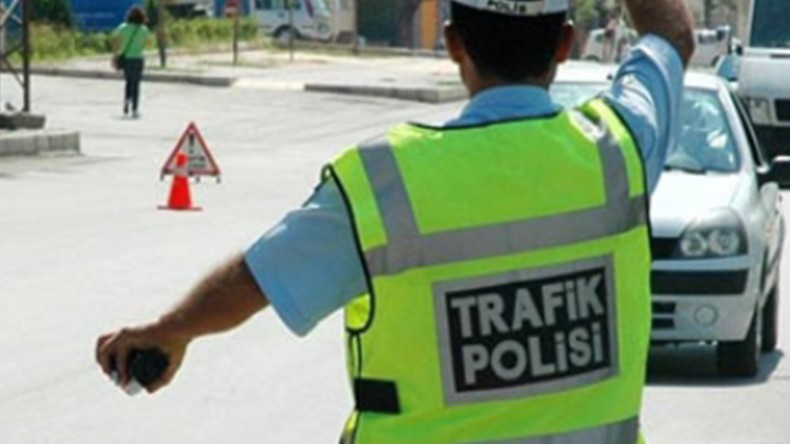 Polisin dur ihtarına uymadı; Kaçarken otomobille polise çarptı