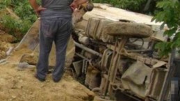 İzmit Sepetçi’de kamyon devrildi