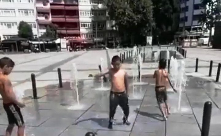 Çocuklar su fiskiyeleri altında serinlediler