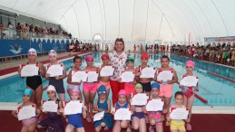 Geleceğin yüzücüleri sertifikalarını Fatma ablalarından aldı