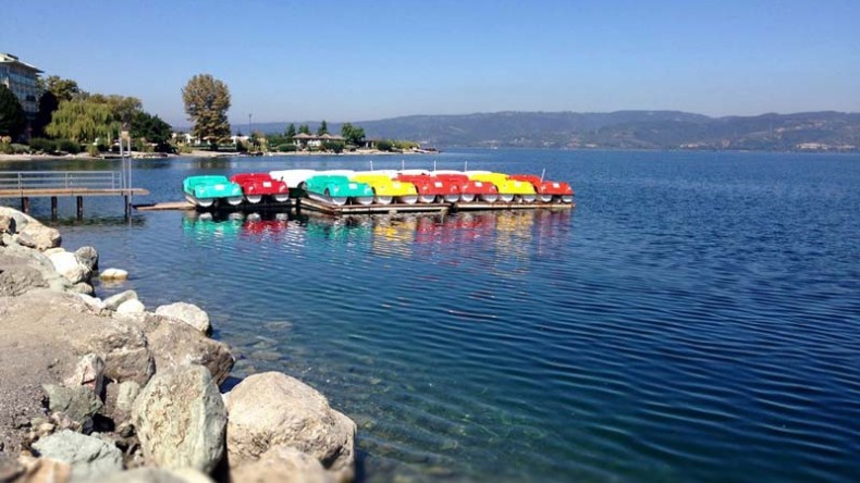 Serinlemek için göle giren 25 yaşındaki genç can verdi