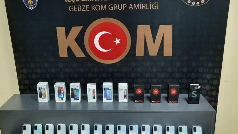 Durdurulan araçta gümrük kaçağı cep telefonları ele geçirildi