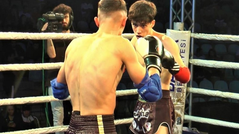 17 yaşında çıktığı ilk profesyonel maçında galibiyeti tattı