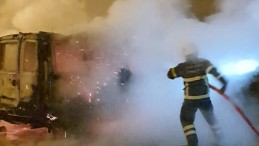 Terk edilmiş araç alev alev yandı