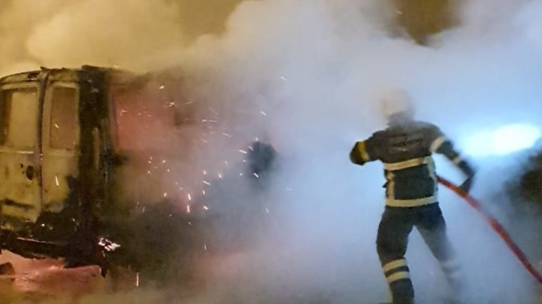 Terk edilmiş araç alev alev yandı