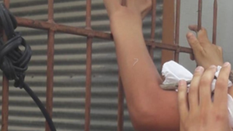 7 yaşındaki çocuğun eline demir saplandı