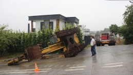 Tırdan indirilirken devrilen iş makinesinin operatörü yaralandı