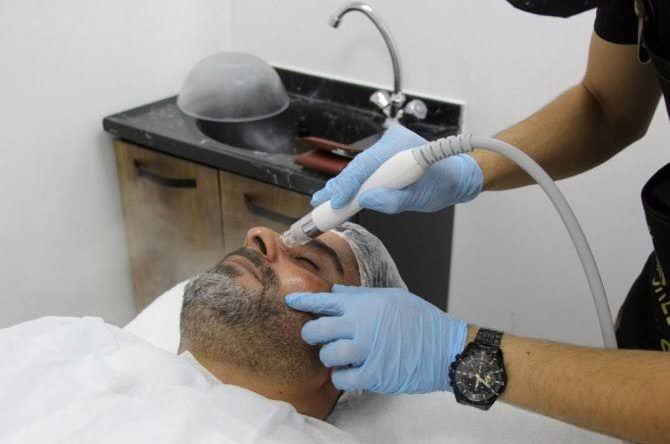 Erkekler, güzellik uygulamalarında kadınlarla yarışıyor