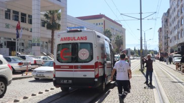 Adliye çıkışında makaslı kavga!