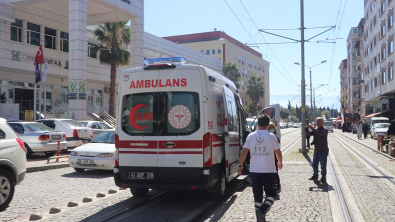 Adliye çıkışında makaslı kavga!