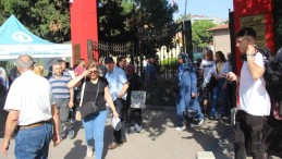 Adaylar içeride, yakınları dışarıda ter döktü