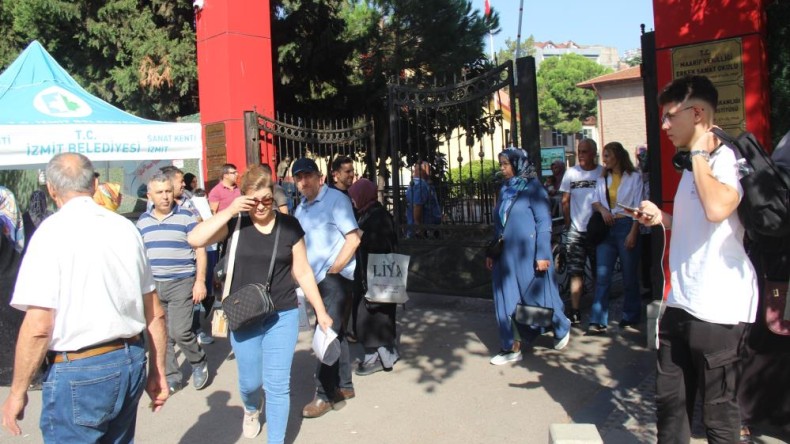 Adaylar içeride, yakınları dışarıda ter döktü