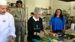 Milletvekili, öğrencilerle birlikte mutfakta fasulye kavurması yaptı