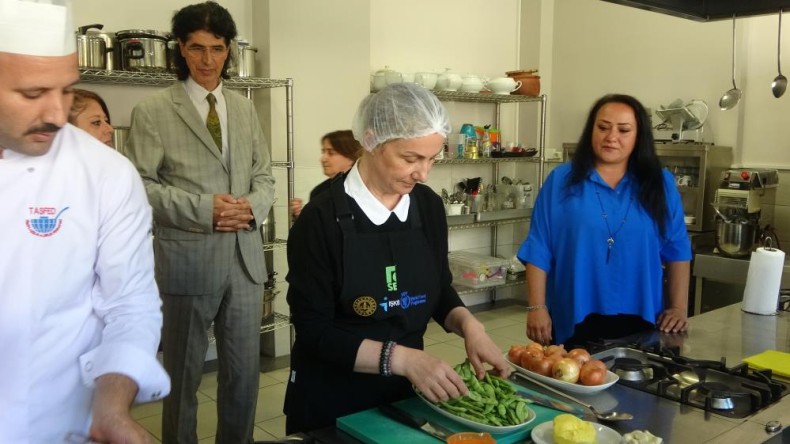 Milletvekili, öğrencilerle birlikte mutfakta fasulye kavurması yaptı