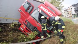 Kontrolden çıkan TIR ağaçlık alana daldı; Yaralı var