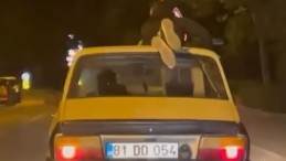 Görenleri hayrete düşürdü; Otomobilde tehlikeli yolculuk