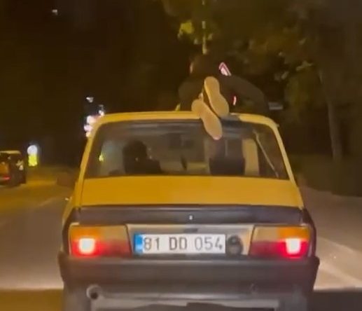 Görenleri hayrete düşürdü; Otomobilde tehlikeli yolculuk