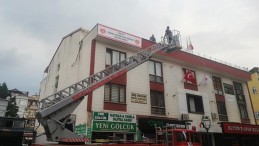 72 yaşındaki emekli Astsubay Dernek lokalinin terasında mahsur kaldı