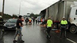 TIR bariyerlere çarptı; Yola dökülen mazot faciaya yol açıyordu