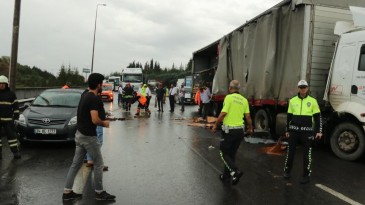 TIR bariyerlere çarptı; Yola dökülen mazot faciaya yol açıyordu