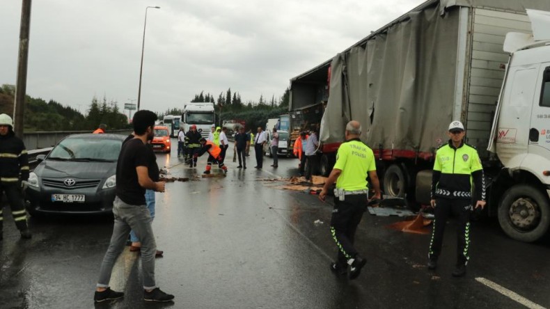 TIR bariyerlere çarptı; Yola dökülen mazot faciaya yol açıyordu