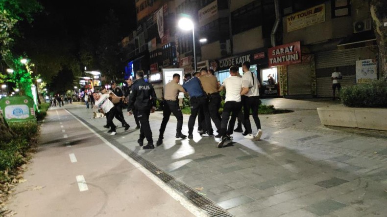 İzmit’in göbeğinde büyük kavga; Polisten biber gazlı müdahale