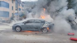 Park halindeki otomobil alev topuna döndü!