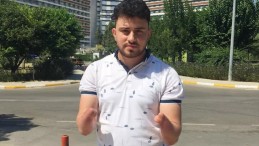 Annesinin hamileyken yaptığı nedeniyle elleri olmadan doğdu!