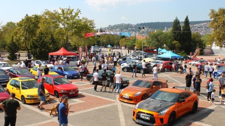 Yüzlerce modifiyeli araç güzellik yarışmasında buluştu