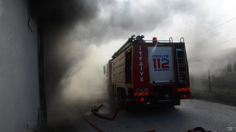 Plastik fabrikasının deposunda yangın