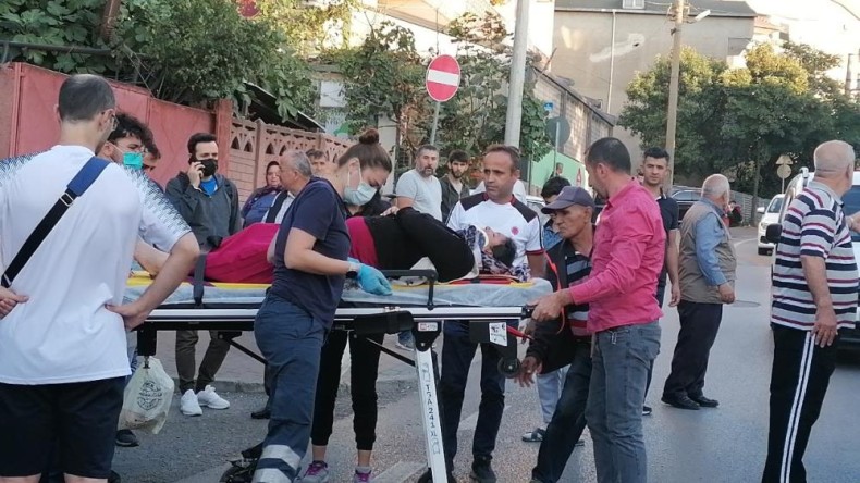 Yolun karşısına geçecekti otomobil çarptı!