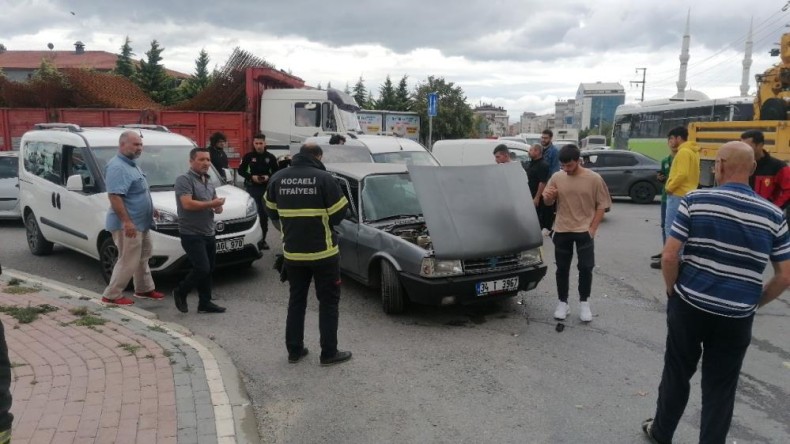 4 aracın karıştığı zincirleme kazada şans eseri yaralanan olmadı
