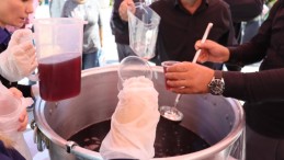 İzmitlilere aronya suyu ikramı!