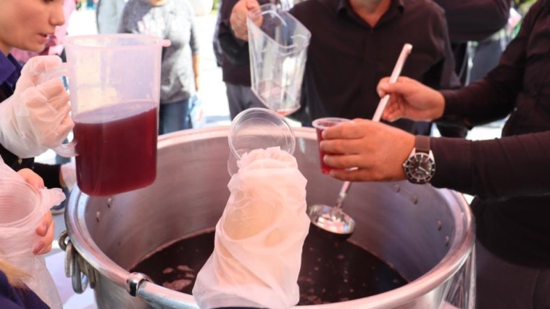 İzmitlilere aronya suyu ikramı!