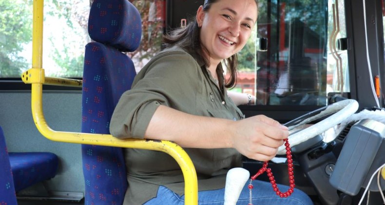 Elinde tesbihiyle yolların tozunu attırıyor