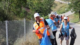 Atık toplama etkinliğiyle çevre kirliliğine dikkat çektiler