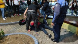 Parkta yere yığılan alkollü şahıs hastanelik oldu