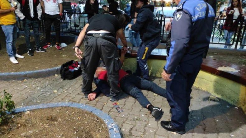 Parkta yere yığılan alkollü şahıs hastanelik oldu