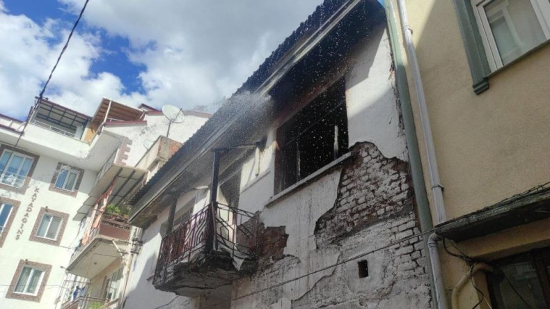 Metruk binada yangın; mahalle ayağa kalktı