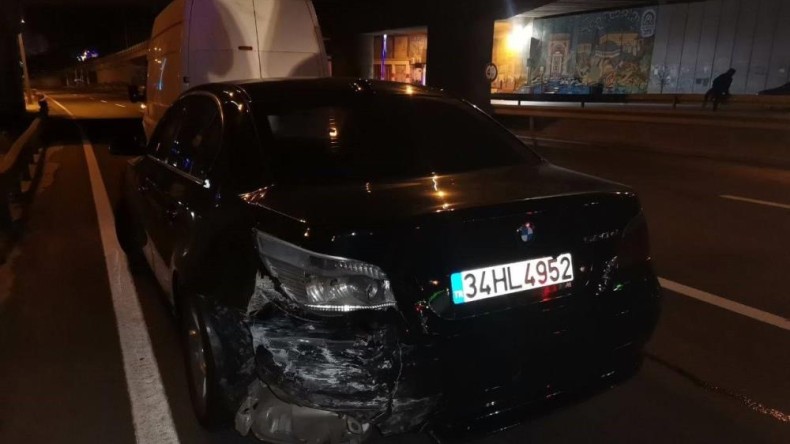 Otomobil bariyerlere çarptı; Yaralı var