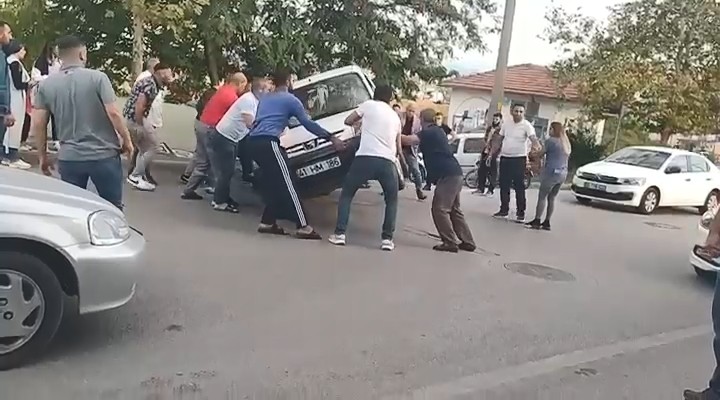 Takla atarak yan yatan aracı vatandaşlar düzeltti