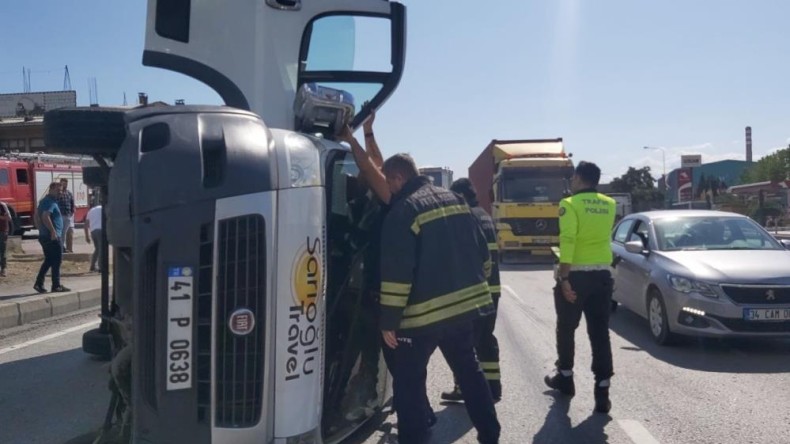 Kocaeli’de servis minibüsü devrildi