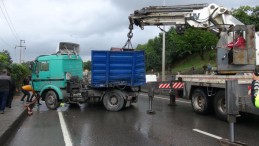 TIR bariyerlere çarptı, yol trafiğe kapandı