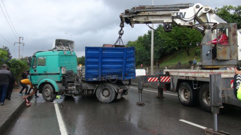 TIR bariyerlere çarptı, yol trafiğe kapandı