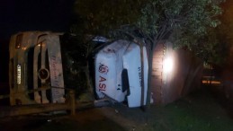 TIR yan yattı; yaralı var