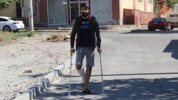 Ağabeyi ve yeğenleri tarafından darp edilmişti, bu sefer de ayağından vuruldu