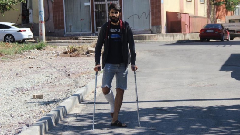 Ağabeyi ve yeğenleri tarafından darp edilmişti, bu sefer de ayağından vuruldu