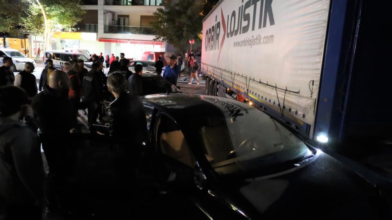 TIR caddeye daldı, ortalık savaş alanına döndü